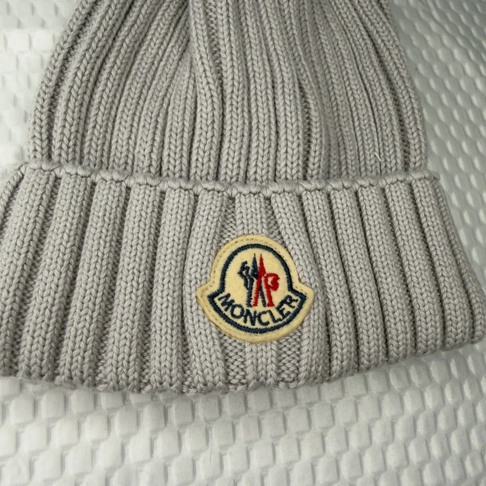 MONCLER WOMEN'S LIGHT GRAY RIBBED KNIT BEANIE W/ POM POM -SAME DAY SHIP - Picture 5 of 5